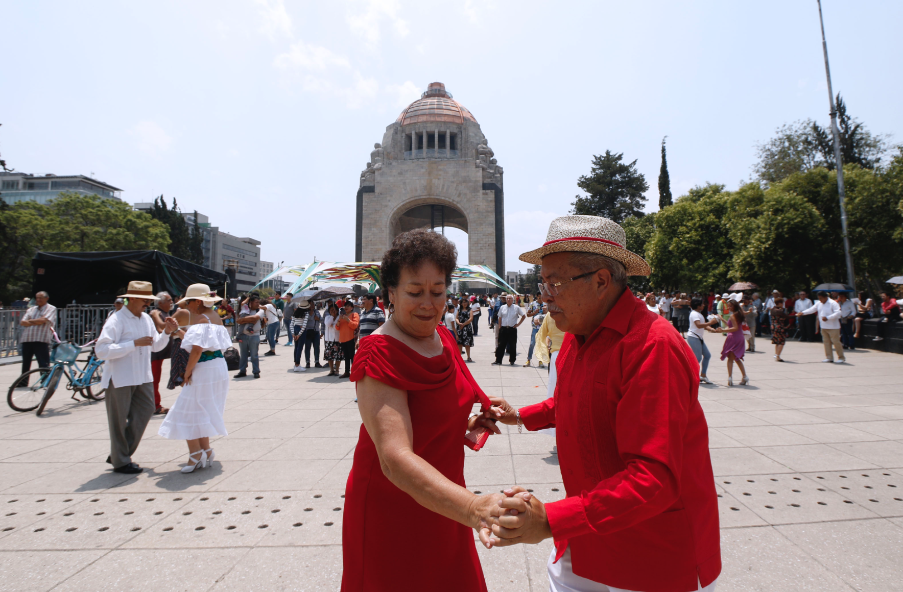 CDMX festeja a las madres con baile masivo en el Monumento a la Revolución